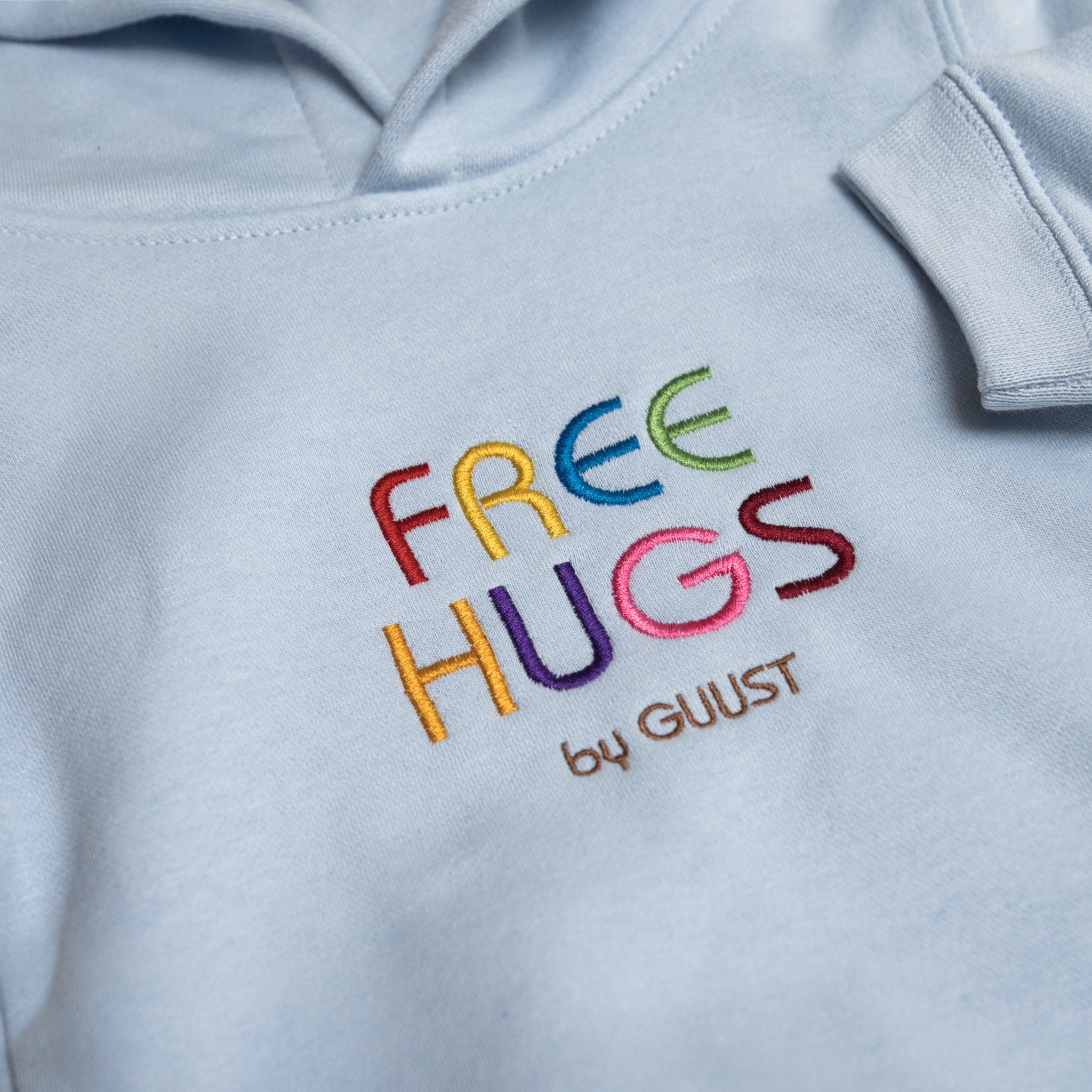 Voorbeeld van geborduurde Sweater "Free hugs by"