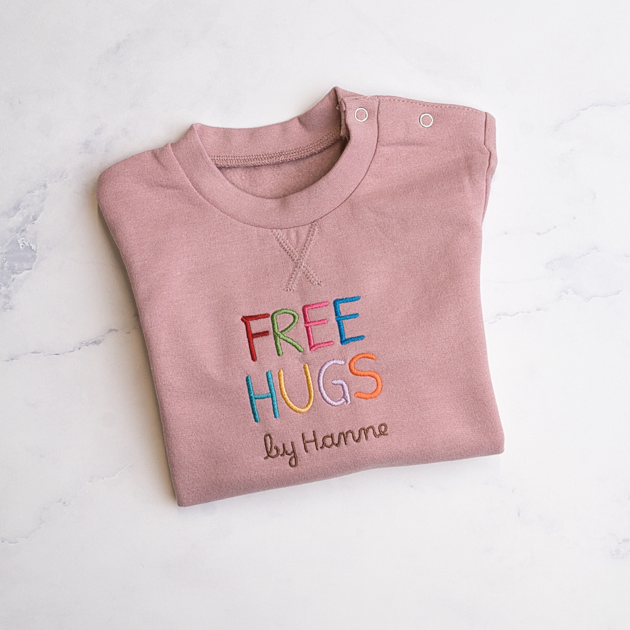 Voorbeeld van geborduurde Sweater "Free hugs by"