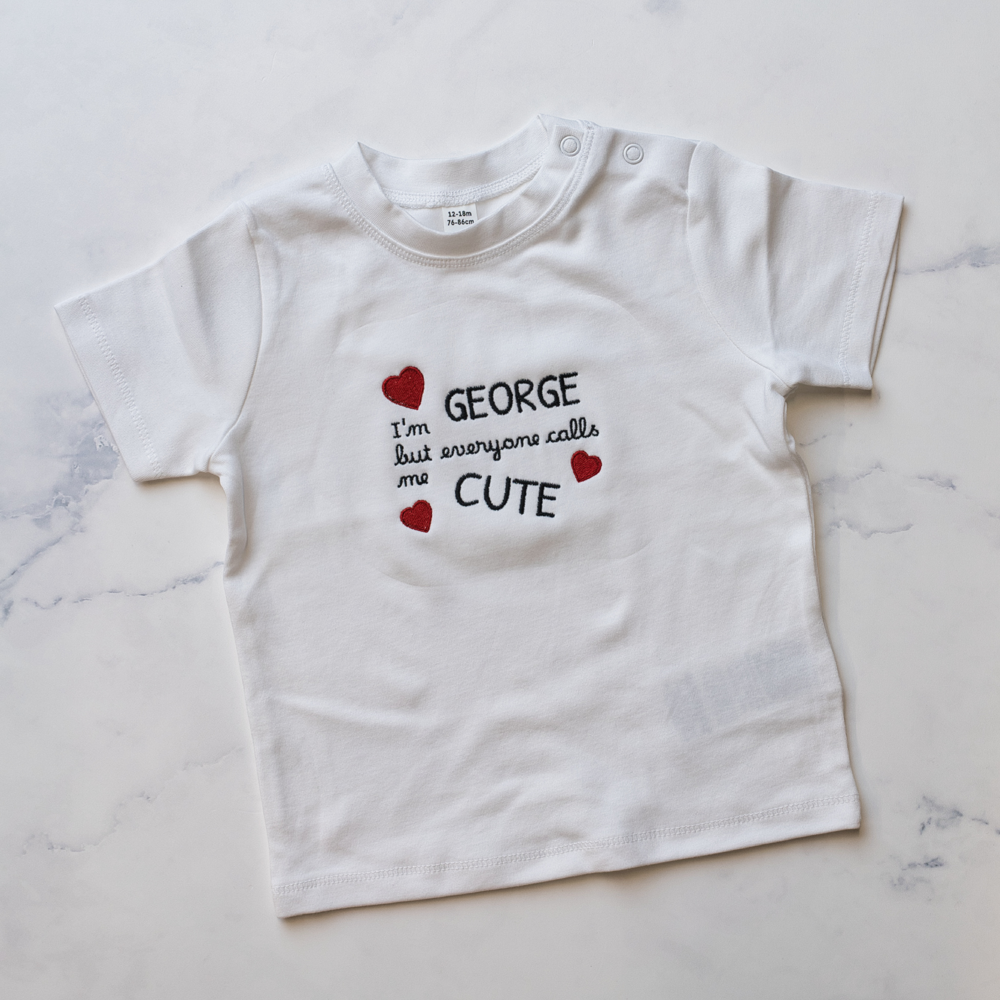 Voorbeeld van geborduurde Baby T-shirt "cute"